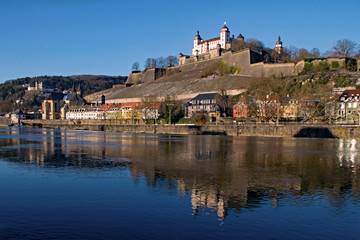 Fototapeta na wymiar Blick über den Main auf Festung Marienberg, Würzburg, Unterfranken, Bayern, Deutschland 