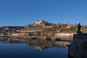 Blick über den Main zur Festung Marienberg, Würzburg, Unterfranken, Bayern, Deutschland 