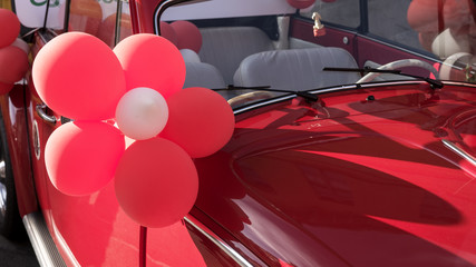 Oldtimer geschmückt mit Luftballons