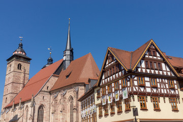 Fachwerkhaus und Stadtkirche am Altmarkt in Schmalkalden, Thüringen