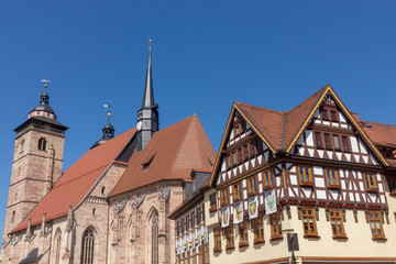 Fototapeta premium Fachwerkhaus und Stadtkirche am Altmarkt in Schmalkalden, Thüringen