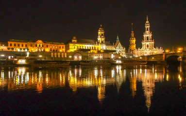 Dresden Hofviertel bei Nacht mit Spiegelung
