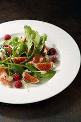 Salad with prosciutto