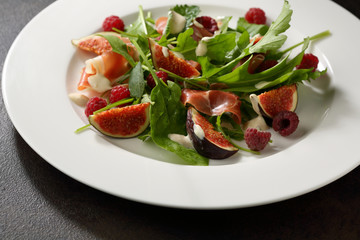 Salad with prosciutto and figs