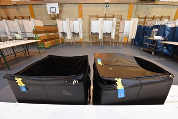 montage bureau vote isoloire urne elections scrutin ouvrier commune communal salle sport