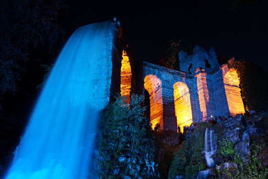 Beleuchtete Wasserspiele