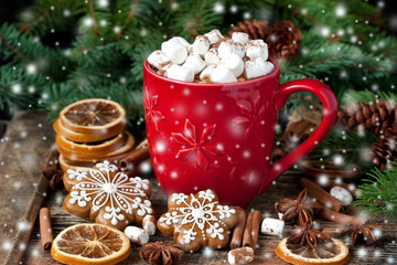 Mug filled with hot chocolate and marshmallows and gingerbread cookies - obrazy, fototapety, plakaty