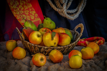The apples in the basket