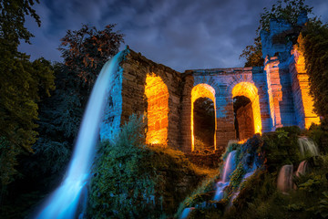 Beleuchtete Wasserspiele