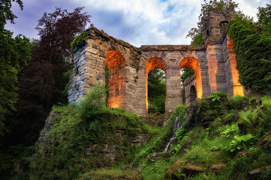 Beleuchtete Wasserspiele