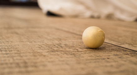 bola de crema sobre mesa de madera