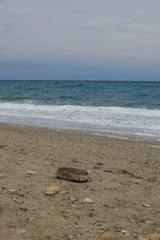 Alter Autoreifen am Strand