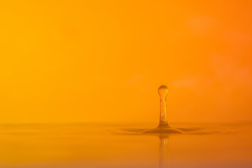 gota salpicando con fondo de color
