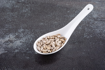 pipas sin sal, en cuchara blanca