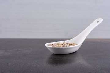 Pipas naturales en cuchara blanca