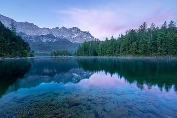 Spiegelung der Zugspitze im Eibsee im Morgengrauen