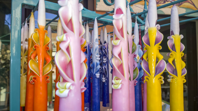 Candele di cera di varie forme e colori, allegre e profumate per ogni occasione