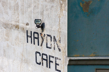 fassade mit schriftzug und scheinwerfer