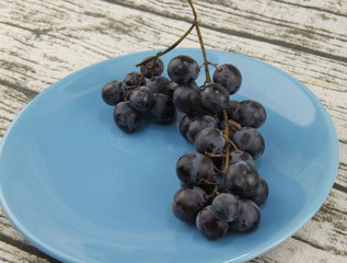 Raisins rouge sur une assiette