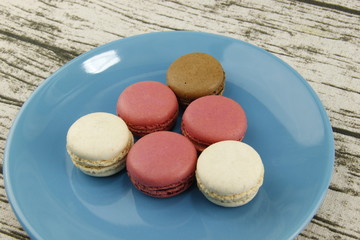 Macarons sur une assiette