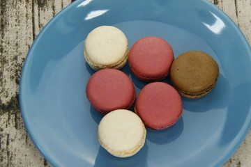 Macarons sur une assiette