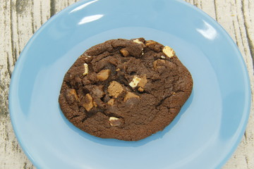 Cookie au chocolat sur une assiette