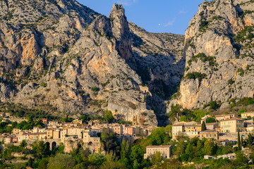 Obraz premium Vue panoramique sur le village de Moustiers Sainte-Marie. Alpes de Haute Provence, France. 