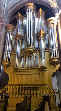 Organo a canne, enorme, meccanico, con canne lunghissime in facciata, in una chiesa