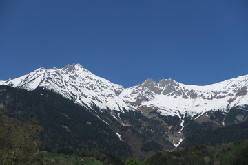 Fototapeta premium Blick von Innsbruck Ende April auf verschneite Berggipfel