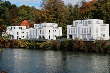 Moderne Wohnungen am Fluss