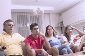 televizyon seyreden aile 