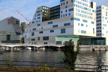Naklejka premium blick auf ein modernes gebäude im hafen in amsterdam niederlande fotografiert während einer sightseeing tour in amsterdam niederlande