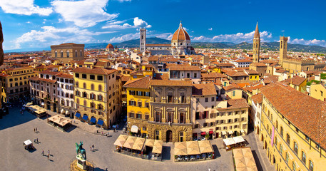 Place de Florence et vue sur la cathédrale Santa Maria del Fiore ou le Duomo