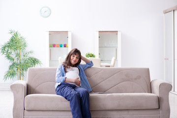 Obraz premium Pregnant woman relaxing on the sofa