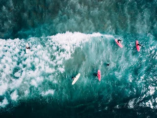 Surfer warten am Strand auf die nächste große Welle in Porto, Portugal © Sergej