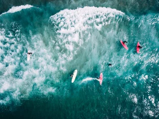 Surfer warten am Strand auf die nächste große Welle in Porto, Portugal © Sergej