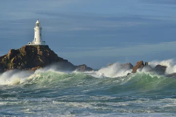 Photo sur Plexiglas Phare Phare de La Corbiere, Jersey, Royaume-Uni La tempête Callum frappe un point de repère côtier.