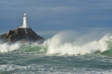 Phare de la Corbiere, Jersey, Royaume-Uni Un littoral spectaculaire sous la force de la tempête Callum de l& 39 océan Atlantique.
