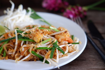 pad thai with shrimp