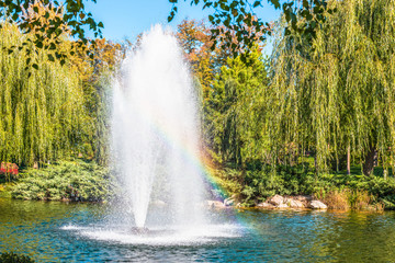 Fototapeta na wymiar Fountain on the lake in the landscape park Mezhigirya near Kiev, Ukraine.