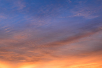 Fototapeta premium Zachód słońca niebo z chmurą krzywej w kolorze niebieskim i żółtym