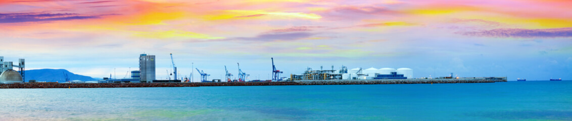 Obraz premium logistics port in Castellon de la Plana in dawn