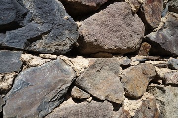 Фрагмент стены из острых серых камней!