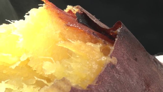 割った焼き芋の断面のズーム