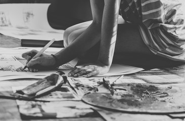 Obraz premium artist painting on the floor