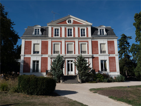 B&acirc;timent principal dans le Potager du Dauphin &agrave; Meudon pr&egrave;s de Paris