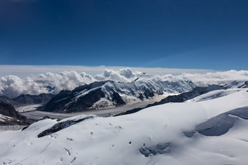 Fototapeta na wymiar view of the glacier from the peak of the swiss alps