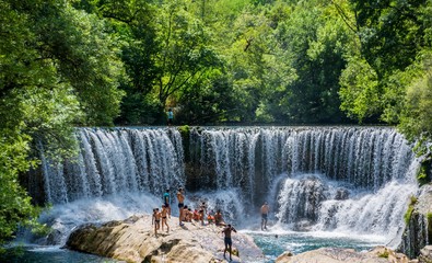 Cascade sur la vis, Saint-Laurent-le-Minier, Gard, Occitanie, France.