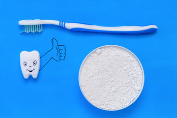 Figurine of the tooth like the dentist puts the powder and the brush. The view from the top. Flat...