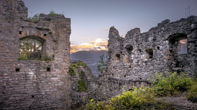 Burgruine Thaur - Ruine Thaur in Tirol mit Inntal Blick